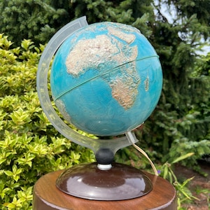 Vintage Illuminated Globe, Embossed Mountains Edition, Planet Earth Table Lamp, Made in Italy by Rico Florence, Dutch Language