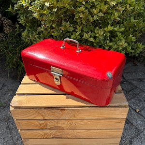 Vintage Enamel Bread Box, Bright Red Storage Container, Farmhouse Style Decor, Mid Century Kitchenware, Interior Gift Ideas, Aged Blemished