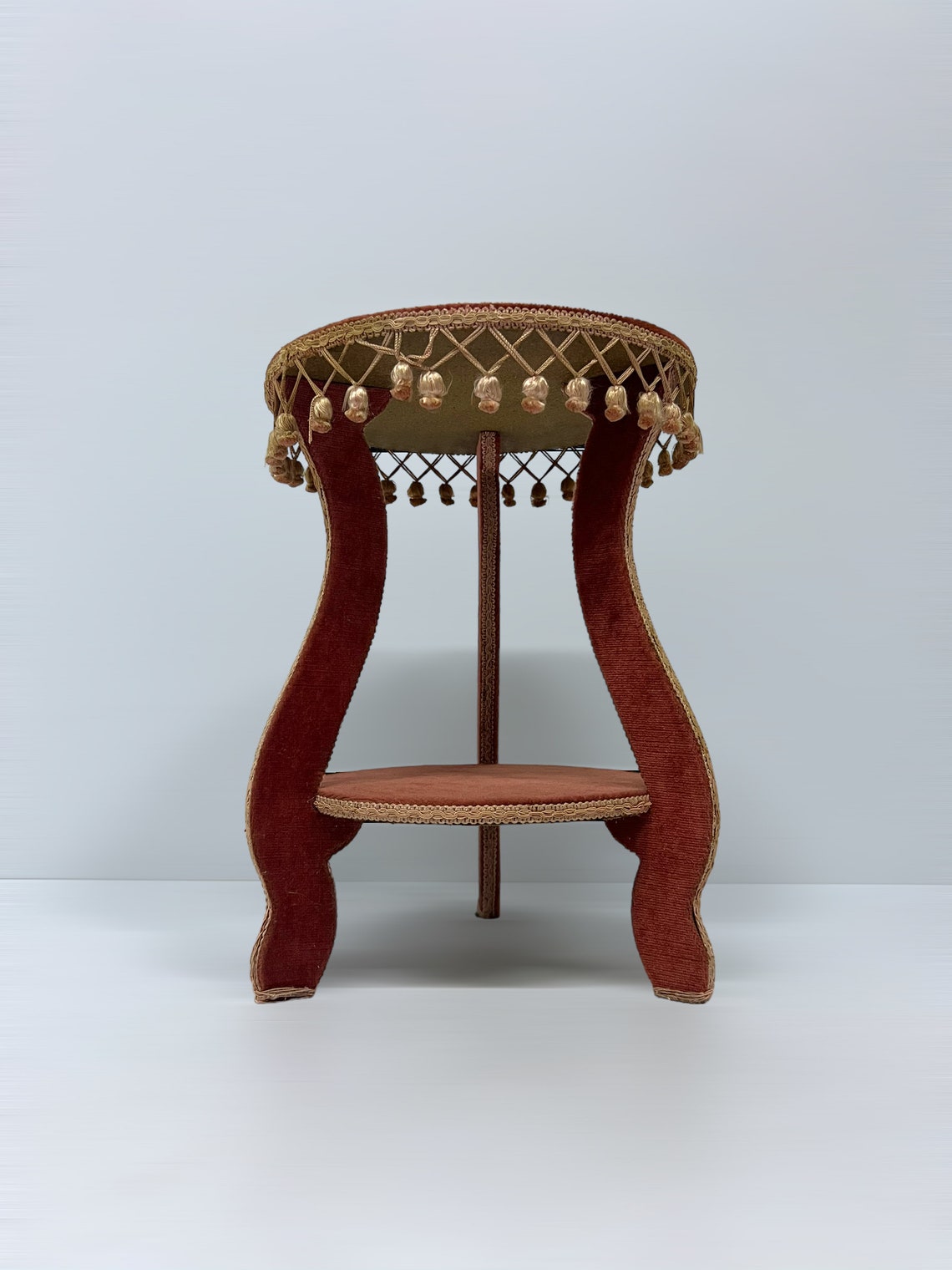 Vintage Mid Century Plant Table, Red Velvet, Gold Fringe Lamp Table, foto 2 di 5