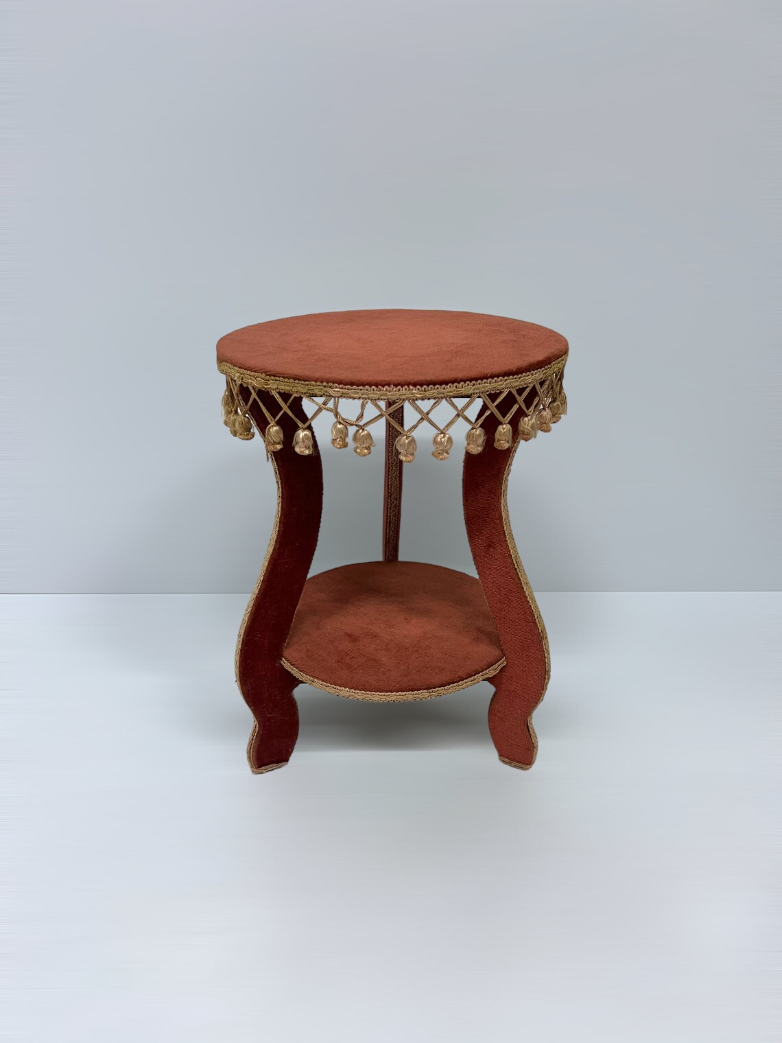 Vintage Mid Century Plant Table, Red Velvet, Gold Fringe Lamp Table, foto 1 di 5
