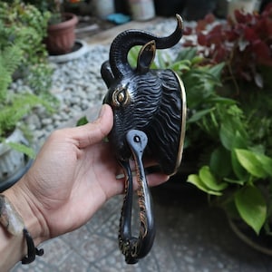Aldaba de latón vintage con forma de cabra: decoración rústica antigua de gran tamaño