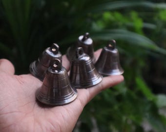 5 pezzi - Campanello vintage in ottone massiccio da 3,5 cm per casa e animali domestici - Campanelli antichi piccoli