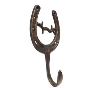 Puede incluir: Un gancho de metal marrón rústico en forma de herradura con un diseño de alambre de púas. El gancho tiene forma de herradura con un solo gancho que se extiende desde la parte inferior.