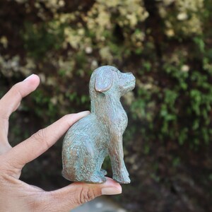Estátua de cachorro de latão vintage: escultura de animal de bronze antiga