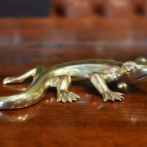 Vintage Brass Gecko Figurine - Minimalist Geco Lizard sculpture - Antique Bronze Front desk deco animal statue