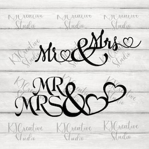 Puede incluir: Diseño gráfico en blanco y negro con el texto "Mr & Mrs" en una fuente estilizada. El diseño incluye dos corazones.