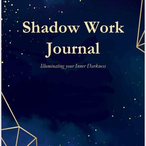 Puede incluir: Una cubierta de diario azul oscuro con formas geométricas doradas y un fondo de noche estrellada. El texto "Shadow Work Journal" y "Illuminating your Inner Darkness" está impreso en dorado. El nombre del autor, "Sarah Saechao", está impreso en dorado en la parte inferior de la cubierta.