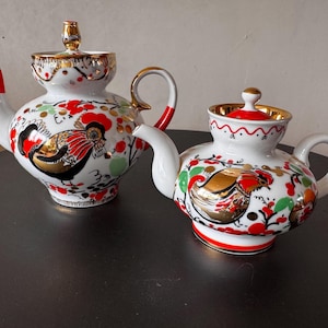 Puede incluir: Una taza de cerámica blanca con un asa negra y el texto "But First, Coffee" en negro, en negrita. La taza está sobre una superficie blanca.