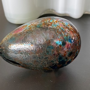 Kerttu Nurminen glass egg by Nuutajärvi Finland