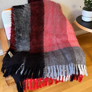 Wełniany koc w stylu vintage marki Irma Kukkasjärvi, Ryijypalvelu, Finlandia