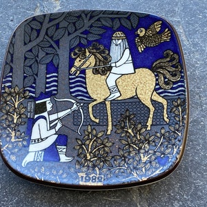Raija Uosikkinen Kalevala 1982 year wall plate by Arabia Finland