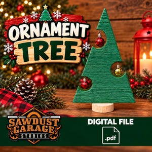 Könnte beinhalten: Ein grüner Weihnachtsbaum aus Holz auf einem hellen Holzsockel mit drei kreisförmigen Aussparungen, in denen kleine rote und goldene Kugeln hängen. Der Text lautet ORNAMENT TREE und SAWDUST GARAGE STUDIOS DIGITAL FILE .pdf.