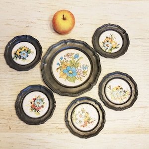 Lot of Five + One Vintage Dekorative Zinn teller mit Craquelure Porzellan, Floral Prints, Herstellermarke, #7