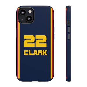 Peut inclure: Coque de t&eacute;l&eacute;phone bleu marine avec le num&eacute;ro "22" et le nom "CLARK" en jaune. L'&eacute;tui a une bande rouge et jaune sur les c&ocirc;t&eacute;s gauche et droit. La coque est pr&eacute;sent&eacute;e de face et de c&ocirc;t&eacute;.