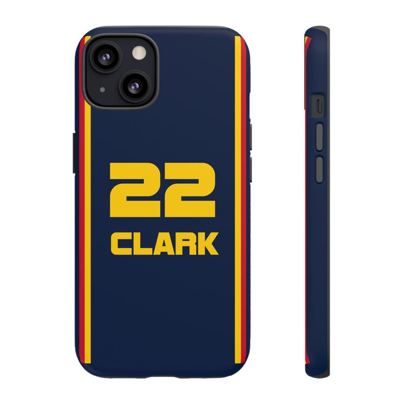 Peut inclure: Coque de t&eacute;l&eacute;phone bleu marine avec le num&eacute;ro "22" et le nom "CLARK" en jaune. L'&eacute;tui a une bande rouge et jaune sur les c&ocirc;t&eacute;s gauche et droit. La coque est pr&eacute;sent&eacute;e de face et de c&ocirc;t&eacute;.