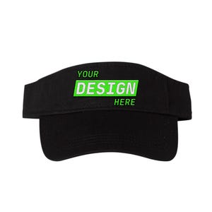 Könnte beinhalten: Schwarzes Visier mit gebogenem Schirm. Der Text "YOUR DESIGN HERE" ist in Grün und Weiß auf dem Visier zu sehen. Das Visier schützt die Augen vor der Sonne und besteht aus strapazierfähigem Material.