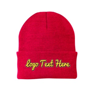 Könnte beinhalten: Rote Strickmütze mit einem gelben gestickten Logo, auf dem "Logo Text Here" steht.