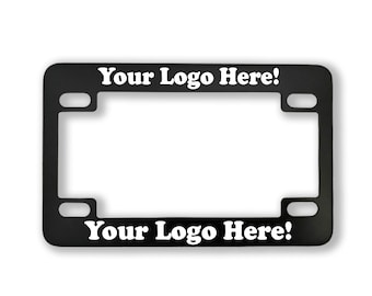 Puede incluir: Marco de matrícula de metal negro con texto blanco que dice "Your Logo Here!" en la parte superior e inferior.