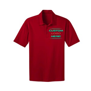 Op de afbeelding: Rood, kort-sleeved poloshirt met een aangepast logo-ontwerp dat "CUSTOM LOGO HERE!" zegt in turquoise en roze lettertype.