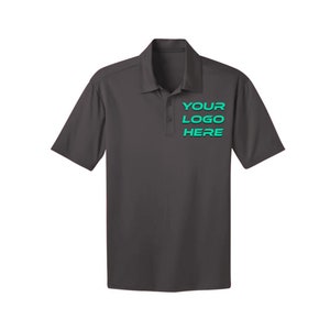 Puede incluir: Una camiseta polo gris oscuro con un logotipo bordado en verde turquesa que dice "YOUR LOGO HERE".