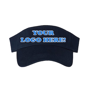 Può includere: Visiera blu navy con la scritta "YOUR LOGO HERE!" in blu e bianco. Questo accessorio di protezione solare è progettato per proteggere gli occhi dal sole. Il testo suggerisce una possibile personalizzazione.