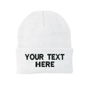 Może przedstawiać: Biała czapka z dzianiny z czarnym haftem z tekstem "YOUR TEXT HERE".