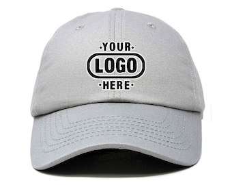 Op de afbeelding: Een grijze baseballpet met een zwarte ovaal met de tekst "YOUR LOGO HERE" in wit.
