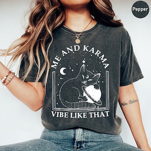 Me And Karma Vibe Like That Lustiges Katzenpfoten-Komfort-Farben-T-Shirt | Karma ist eine Katze T-Shirt | Katzenliebhaber Geschenk