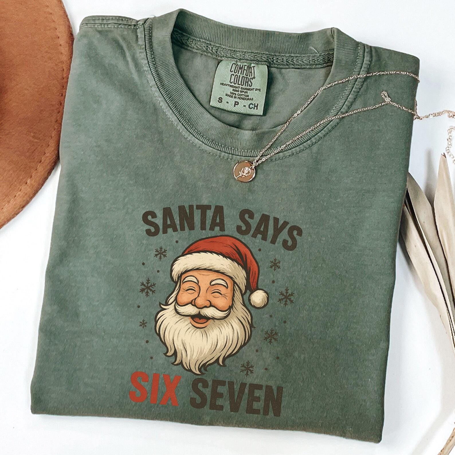 サンタさんが67と言っているTシャツのデザイン、面白いクリスマス