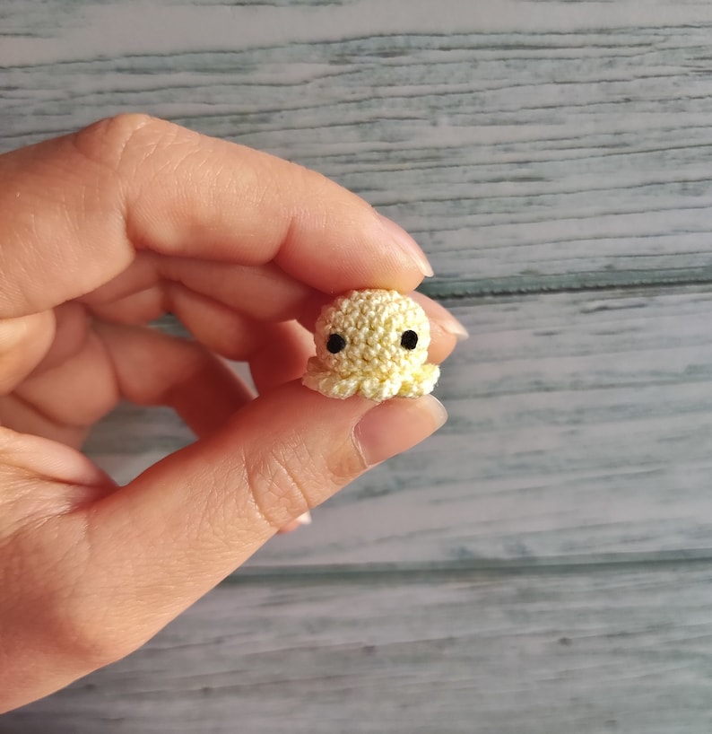 Gehaakt AMIGURUMI PATROON Miniatuur octopus. Mini preekstoel haakpatroon. afbeelding 4