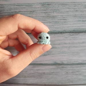 Gehaakt AMIGURUMI PATROON Miniatuur octopus. Mini preekstoel haakpatroon. afbeelding 5