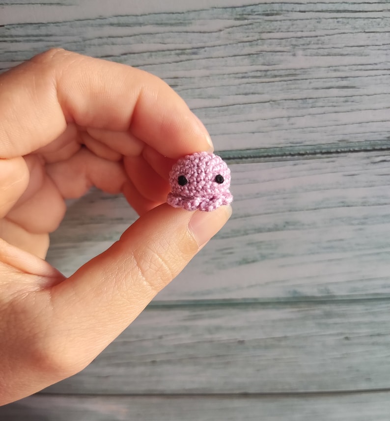 Gehaakt AMIGURUMI PATROON Miniatuur octopus. Mini preekstoel haakpatroon. afbeelding 6