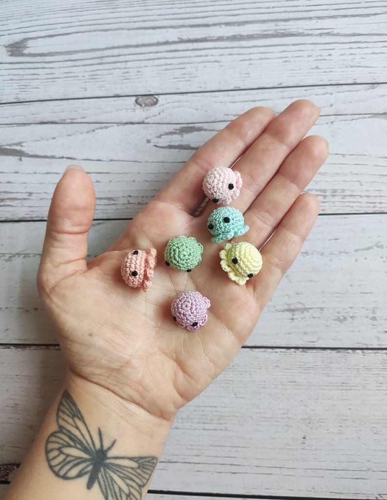 Gehaakt AMIGURUMI PATROON Miniatuur octopus. Mini preekstoel haakpatroon. afbeelding 1