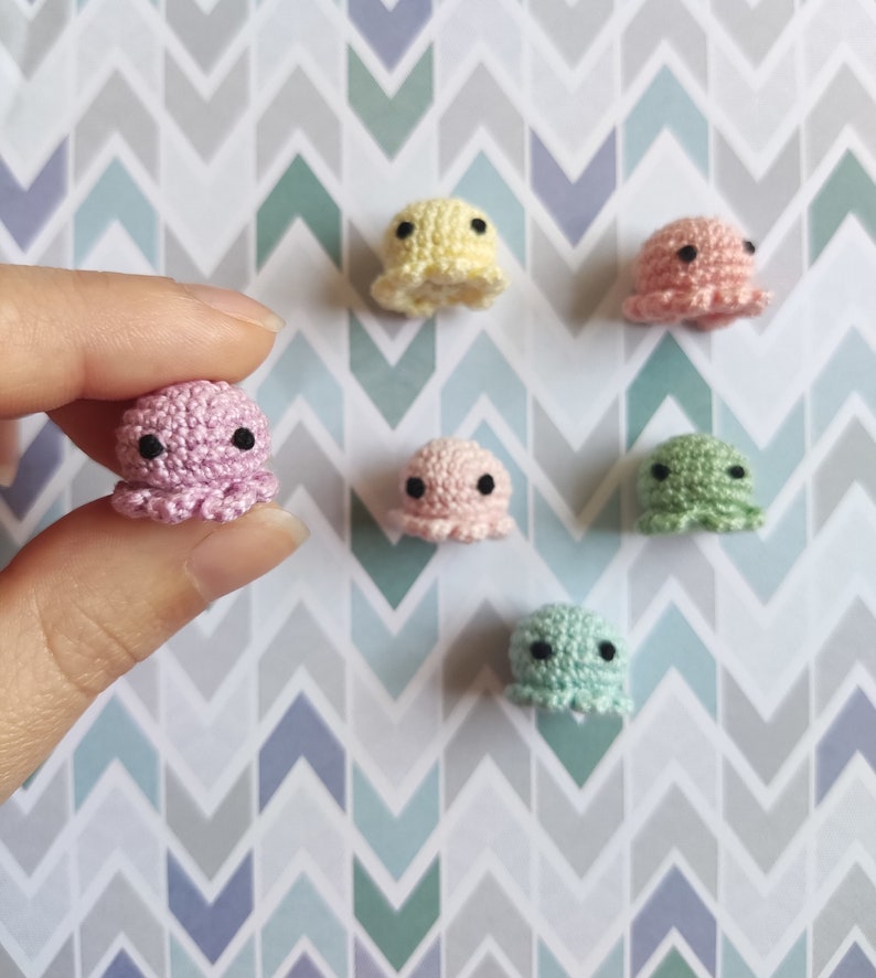 Gehaakt AMIGURUMI PATROON Miniatuur octopus. Mini preekstoel haakpatroon. afbeelding 2