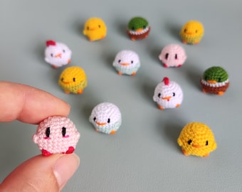 Mini oiseaux au crochet et Kirby. Micro crochet poussin, coq, canard, perruche, Kirby. Amigurumis miniatures.