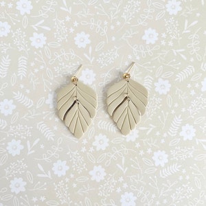 Pendentifs feuilles beiges | Boucles d&#39;oreilles en pâte polymère | Boucles d&#39;oreilles faites main | Boucles d&#39;oreilles feuille | Pendantes d&#39;oreilles | argile acrylique | Boucles d&#39;oreilles élégantes
