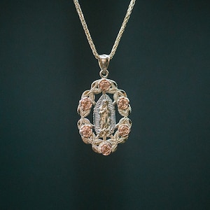 Dije colgante con marco ovalado de rosa de Guadalupe de la Virgen María en oro sólido de tres colores de 14 quilates