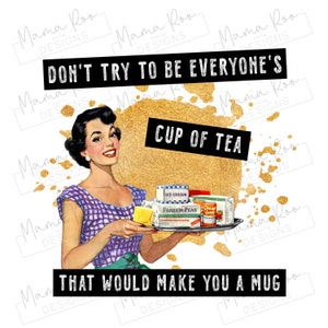 Könnte beinhalten: Eine Illustration im Vintage-Stil zeigt eine Frau, die ein Tablett mit Lebensmitteln hält. Der Text lautet: „VERSUCHE NICHT, JEDERMANNS Tasse Tee zu sein, DAS WÜRDE DICH ZU EINER TASSE MACHEN.“ Goldfarbene Farbspritzer und „Mama Roo Designs“ sind ebenfalls zu sehen.