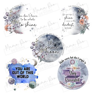 Pode incluir: Seis ilustrações redondas em aquarela com imagens de lua e estrelas. O texto nas ilustrações diz: "You don't have to be whole to shine", "We can rise & shine even in the darkest of times", "Wherever we are in life, we all look towards the same moon", "You are out of this world", "Make waves but don't forget to stay grounded", e "Mama Roo Designs".