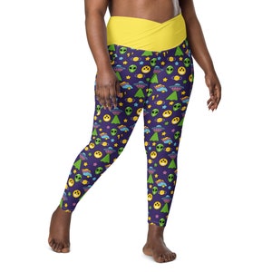 Aliens UFOS Patterned Leggings, Plus Size Outer Space Workout Leggings, High Waist Crossover Sci Fi Leggings with Pockets, Martians Leggings