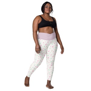 Pastel Music Notes Printed High-Waist Crossover Leggings, All Over Print Musician Leggings, Plus Size Exercise Workout Leggings with Pocket