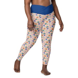 Pink Flamingos Printed High-Waist Crossover Leggings, All Over Print Colorful Bird Leggings, Plus Size Exercise Workout Leggings with Pocket