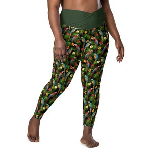 Jungle Parrots Printed High-Waist Crossover Leggings, All Over Print Colorful Bird Leggings, Plus Size Exercise Workout Leggings with Pocket