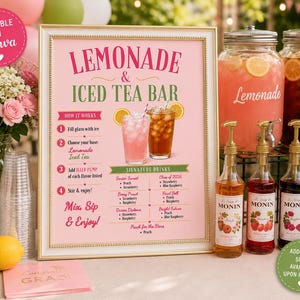 Może przedstawiać: Oprawiony znak z napisem Lemonade & Iced Tea Bar z instrukcjami i przepisami na napoje, obok dwóch dużych szklanych dozowników, czterech butelek syropu Monin, wazonu z różowymi kwiatami i stosu różowych serwetek.