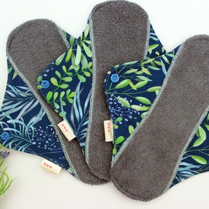 Confezione da 3 assorbenti in tessuto biologico, assorbenti mestruali riutilizzabili, salvaslip in bambù grigio scuro - disponibili in tutte le taglie, assorbenti Zero Waste