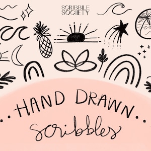 Op de afbeelding: Een set handgetekende zwart-wit illustraties op een roze achtergrond. De illustraties omvatten een ​​ananas, een zon, een maan, een golf, een regenboog, een cactus, een palmboom, een ster en een bloem. De tekst "Scribble Society" en "Hand Drawn Scribbles" is ook inbegrepen.