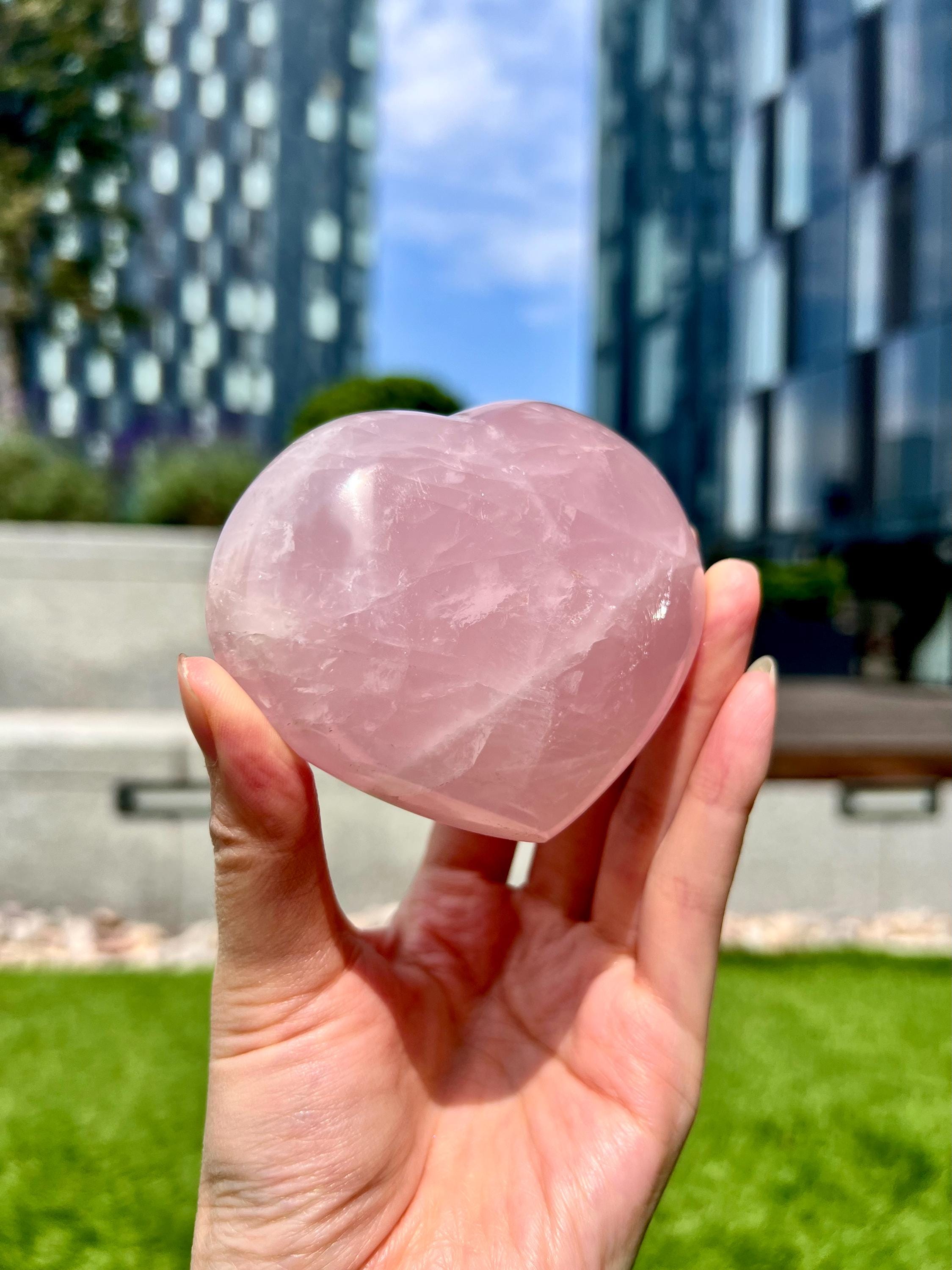 鉄分、虹、星の光が輝くグレードAローズクォーツハート | マダガスカル