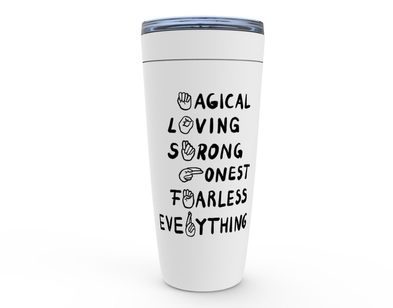 K&ouml;nnte beinhalten: Wei&szlig;e Reisebecher mit schwarzem Text und Geb&auml;rdensprachsymbolen, die "Magical Loving Strong Honest Fearless Everything" lauten.
