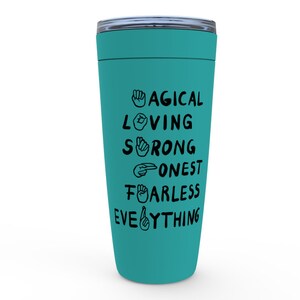 K&ouml;nnte beinhalten: Tealfarbene Reisebecher mit einem schwarzen Design, auf dem "Magical Loving Strong Honest Fearless Everything" mit Handzeichen f&uuml;r jedes Wort steht.