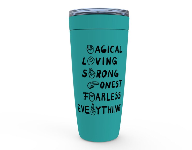 K&ouml;nnte beinhalten: Tealfarbene Reisebecher mit einem schwarzen Design, auf dem "Magical Loving Strong Honest Fearless Everything" mit Handzeichen f&uuml;r jedes Wort steht.